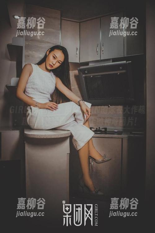 GIRLT果团网-周琰琳LIN GIRLT果团网 - 周琰琳LIN的泳衣大作战:精选那些漂浮在水面上的神奇图片!
