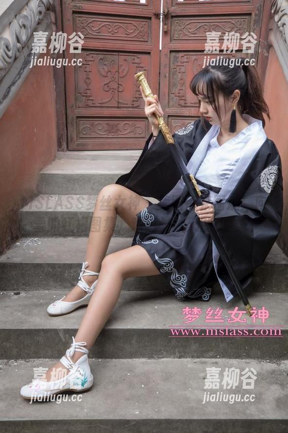 MSLASS梦丝女神 - 美图都来围观：向雪的红裙图集，难道是秋天的错觉？
