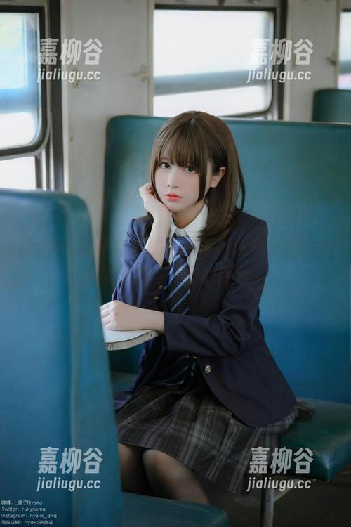 Nyako喵子与她的清纯：精选写真里的细腻情感与不言的暗示