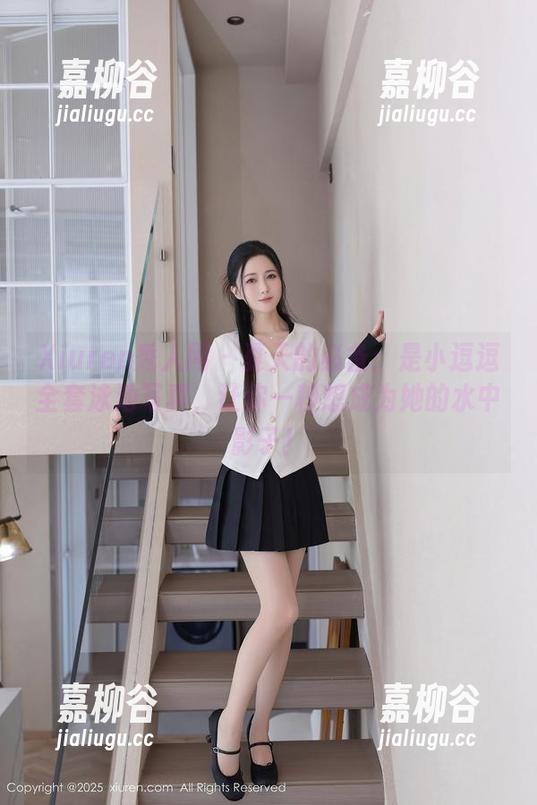 Xiuren秀人网 - 夏天的必备：是小逗逗全套泳池写真，让你一秒想成为她的水中影子！