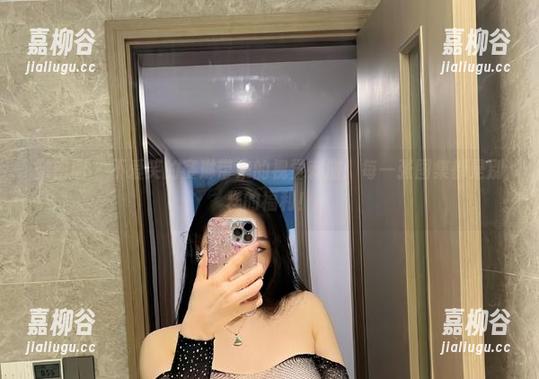 微密圈 - 不爱笑的赛琳带来的视觉刺激：每一张图集都是别样的福利！