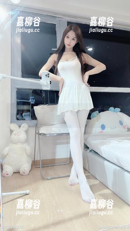 微密圈 - 小萌子的比基尼美照：无意中发现的夏日魔法，绝对吸引的图片！