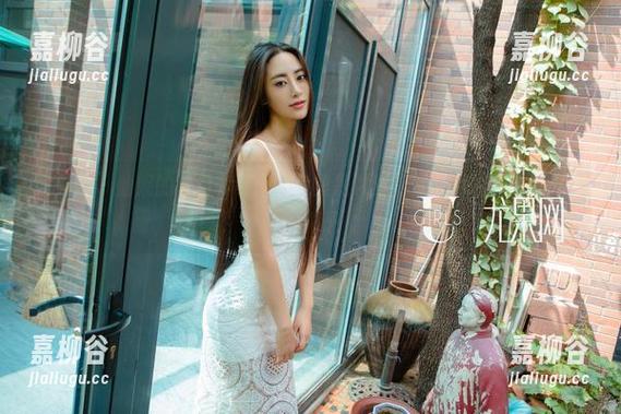 尤果网 - 仙妮的奇幻套装：图片里是漂浮的梦，而原图则是现实的影子