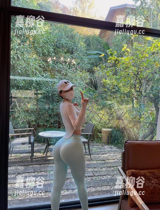 微密圈 - 在沙发上翱翔：左公子666的空乘女友写真套图