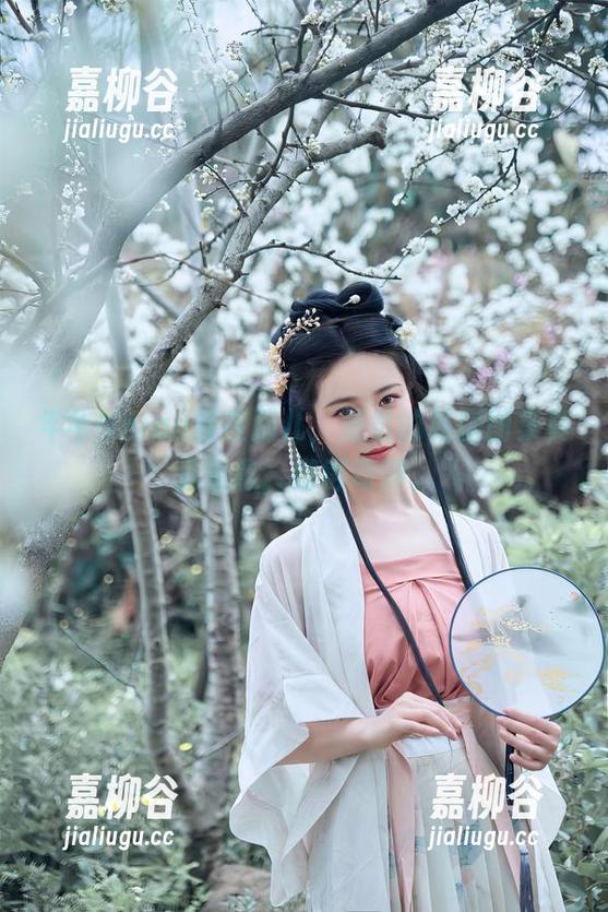 年年Nnian就在那儿，温柔的私房图集真是治愈，懒得动弹。