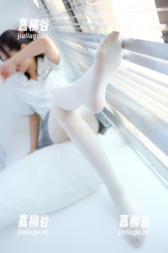 森萝财团 - 吸吸的白丝美少女合集：铁轨旁的瞬间，来看看她如何在时空中打转！