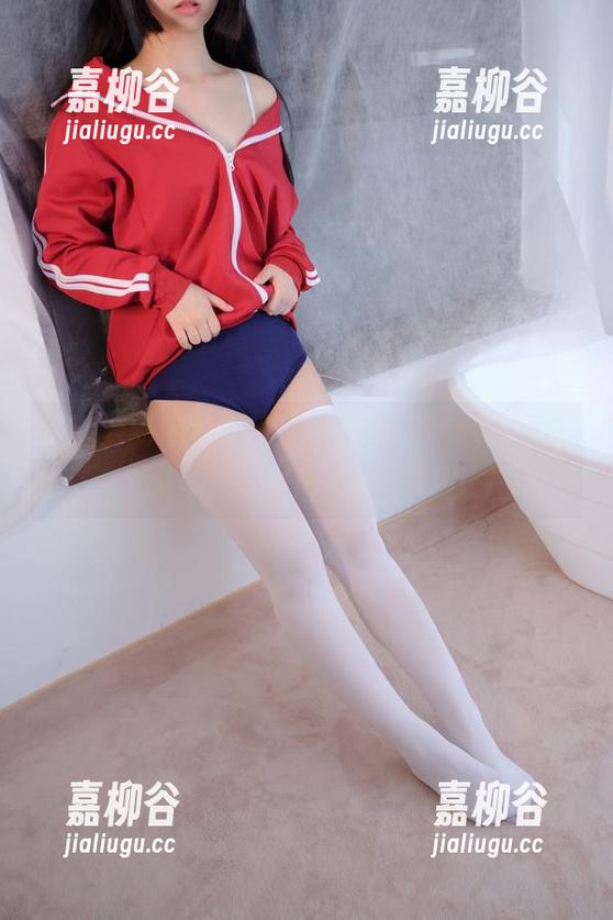 森萝财团的写真在无圣光的天台里，黑丝水手服不愧是调皮捣蛋的集中营！