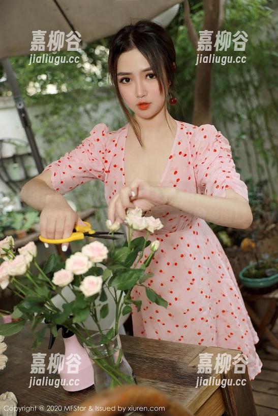 模范学院 - 别眨眼！糯美子Mini在泳池里的瞬间，简直不想只看一遍的美图！