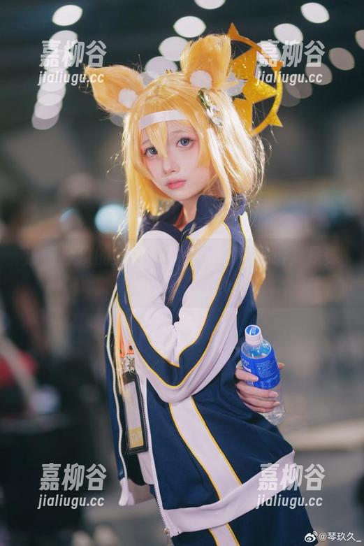 清青琴玖的美足写真：光与影交错，是舞动还是静止？