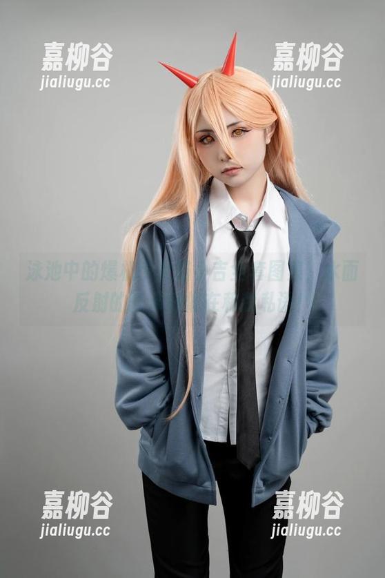 泳池中的爆机少女喵小吉全套图集，水面反射的光泽好像在和我私语！