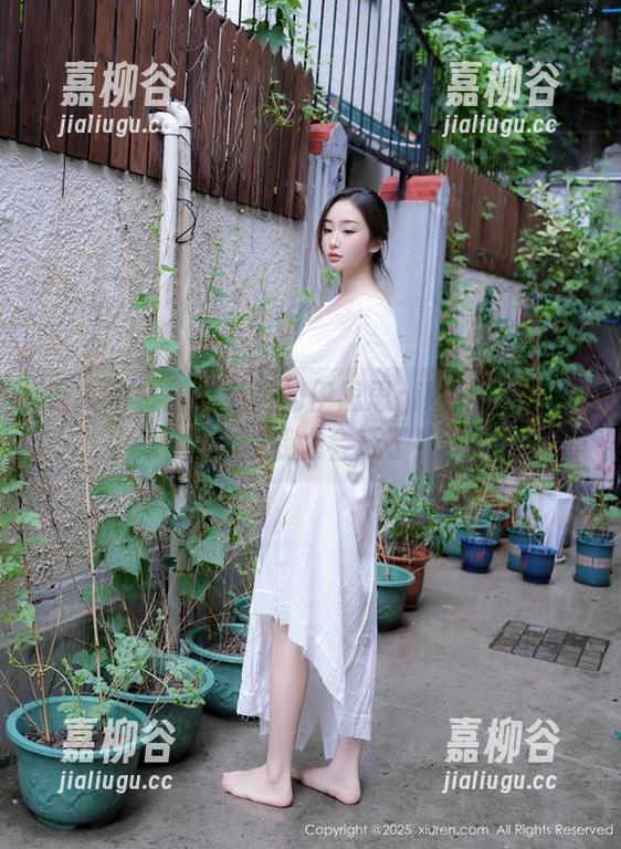 秀人网-伊思思niko 秀人网 - 想看免费的伊思思niko女友写真?这波我太会玩了!