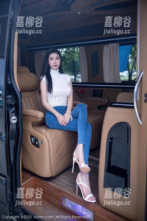 秀人网-卓君Jeanes 秀人网 - 卓君Jeanes的职业装——不只是一组免费的图集,更是一场风格的冒险!