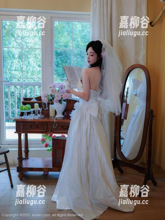 秀人网 - 光影与水波交织：戴允祺的浴缸套图更新！