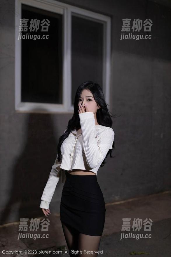 秀人网 - 程慧娴Phoebe的连体衣图包：好像每一缕光都在和她亲密耳语