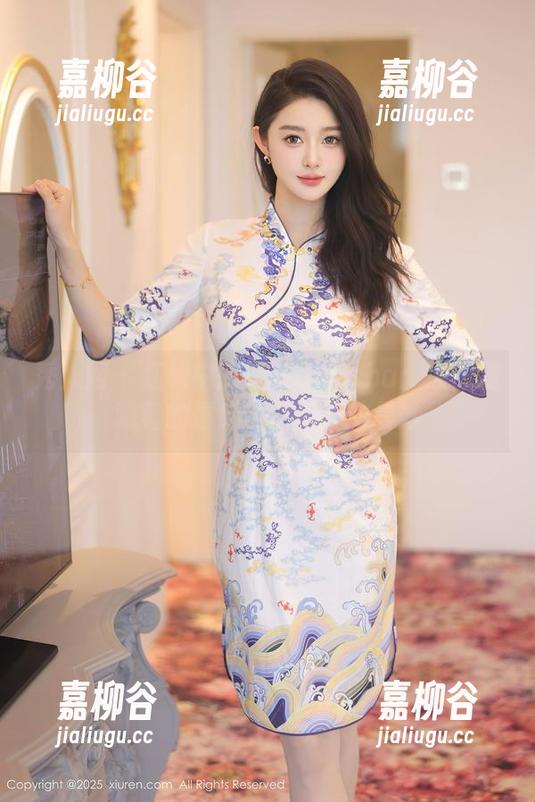 秀人网 - 红裙中的蓝夏akasha：原图里藏着的情绪，图包里的曼妙