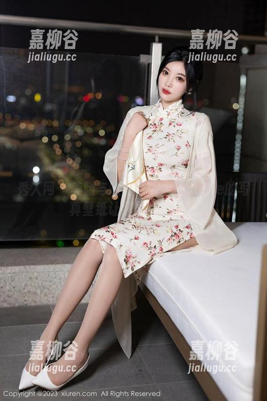 秀人网 - 美腿与短裙：雯大王susie的写真壁纸让你欲罢不能！