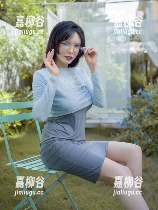 秋和柯基泳池写真大揭秘：原图分享，来看看这神秘背后的故事