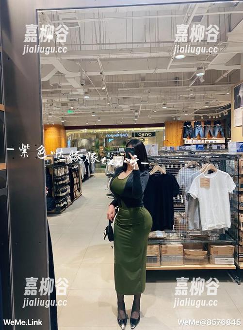 微密圈 - 童小芯全套图集，吊带黑丝里藏着多少小秘密？