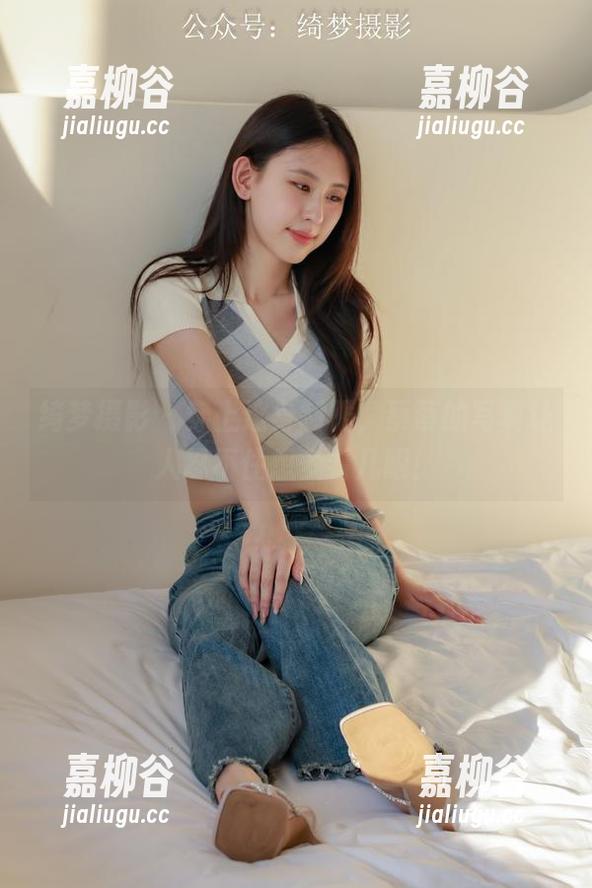 绮梦摄影 - 穿上这身制服，蔡蔡的写真让人忍不住想多看几眼！