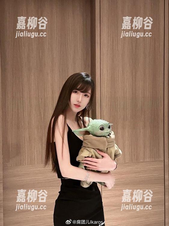 腐团儿Ikaros 腐团儿Ikaros的美足美图,让你忍不住多看几眼