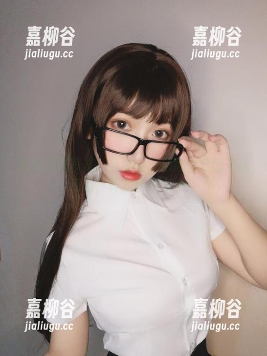 最新短裙写真：芋圆侑子把风都穿出了高级感，真是风中少女！