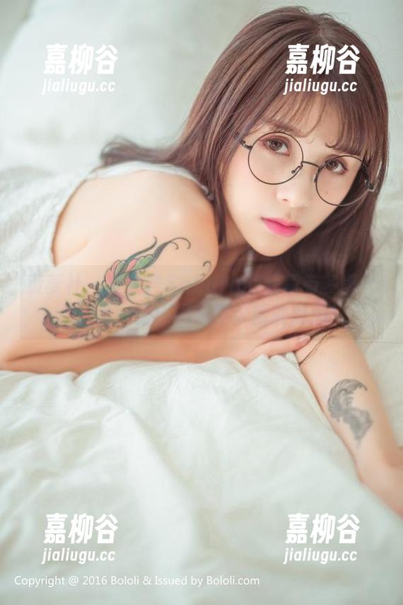 菠萝社 - 猫九酱Sakura的红裙有多美？你只需一张原图和壁纸就能知道！