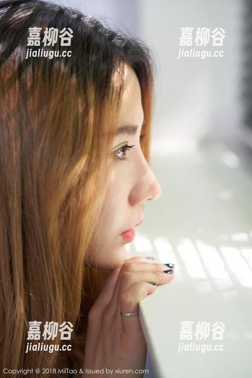 蜜桃社-李宝宝 蜜桃社 - 李宝宝的网袜图片,仿佛在讲述一个关于懒散与优雅的故事。