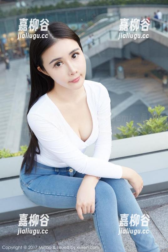 蜜桃社 - 游泳池中的萌美Moemi：最新作品集，保证你忍不住想跳进去！
