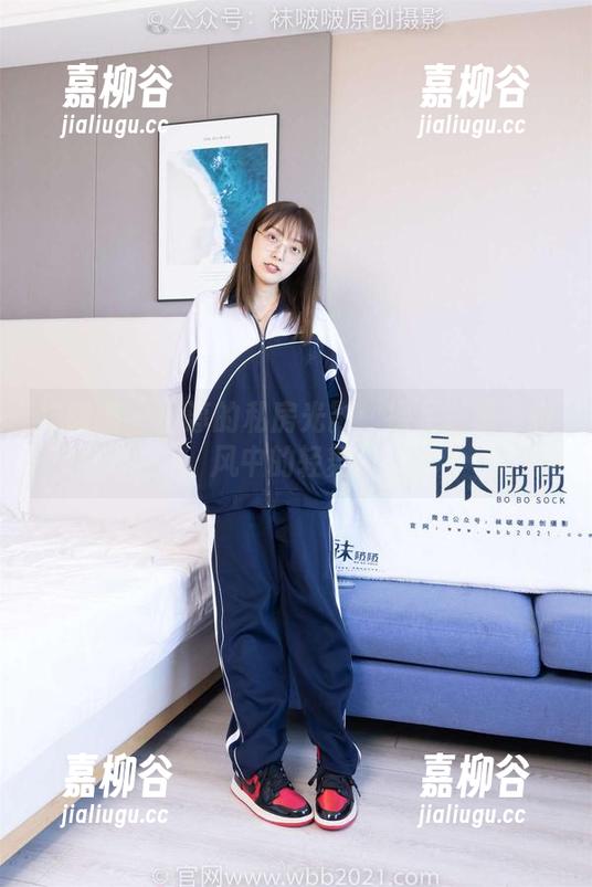 袜啵啵 - 小淳的私房光影：裸足在夏日微风中的轻舞！