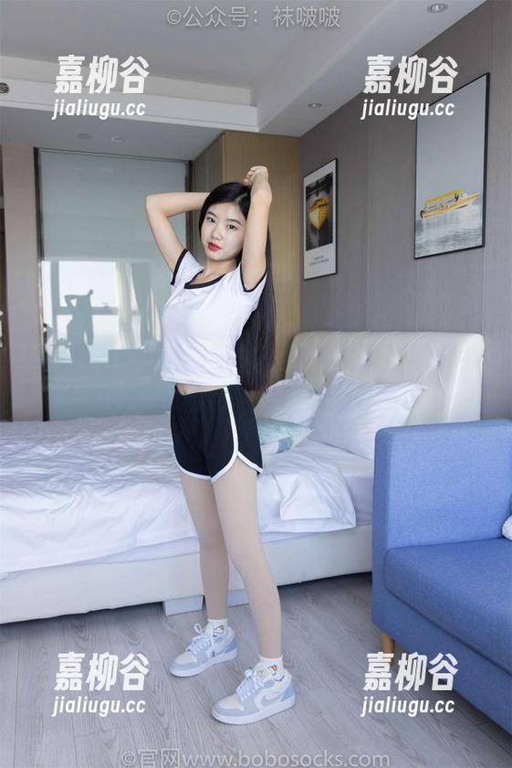 袜啵啵 - 来看看甜甜圈如何在黑皮手套中舞动，原图与写真的双重享受！