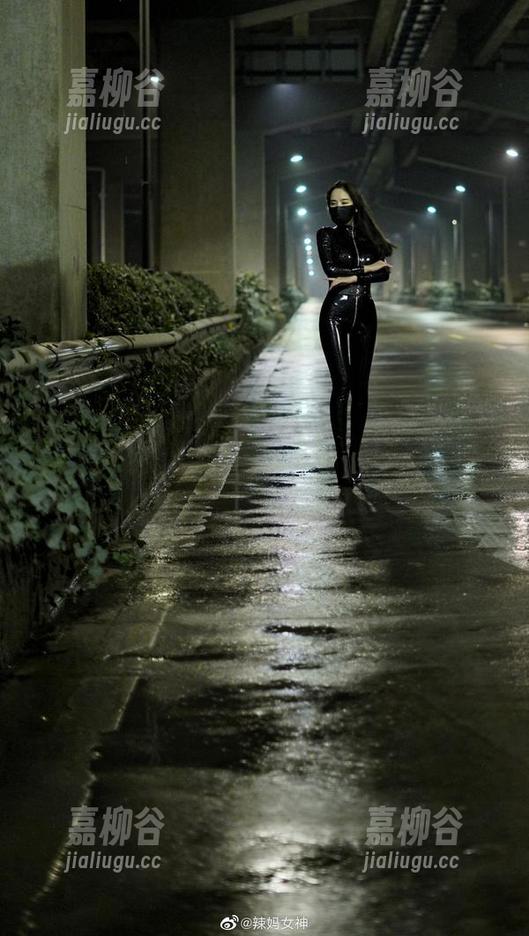 微密圈 - 在图库里快速翻阅辣妈女神的短裙写真，看着看着真有点意犹未尽