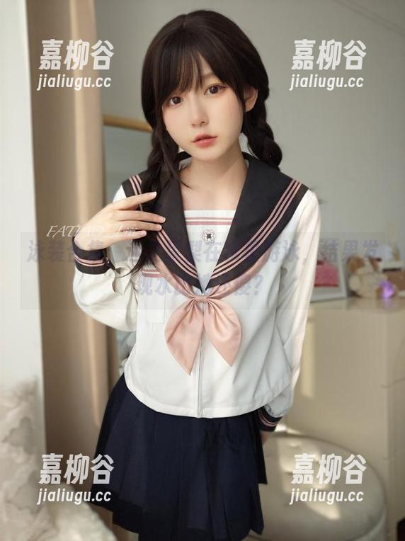 泳装合集：迷之呆梨在水里游泳，结果发现水比她还傻？