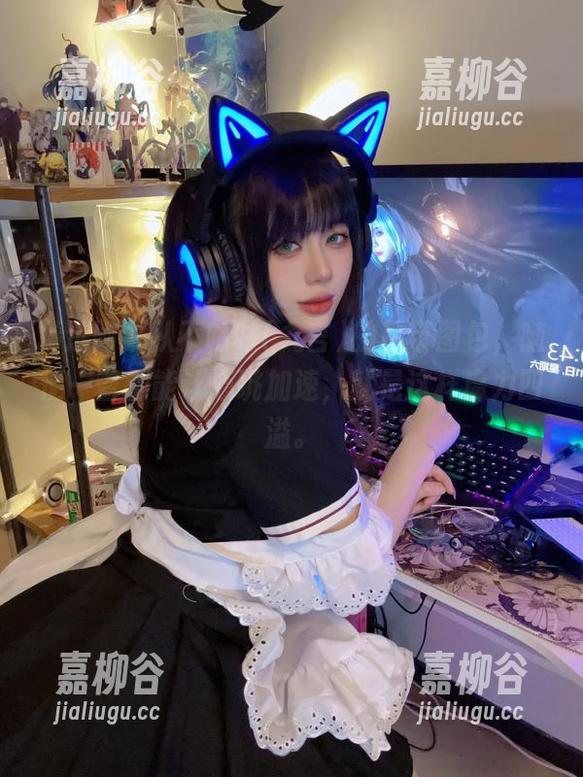 精选阿九从不咕咕(九言)的吊带图包，随便一瞥都能让心跳加速，就是这样魔力四溢。