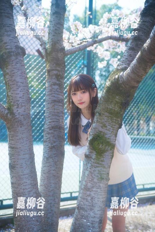 陆卿卿kyokyo 黑丝图包:湖面上划过的陆卿卿kyokyo,让人心跳加速