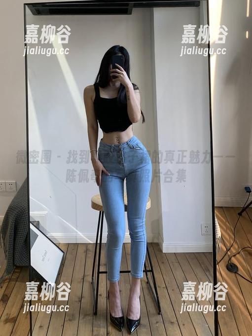 微密圈 - 找到黑胶格子裙的真正魅力——陈佩奇的写真照片合集