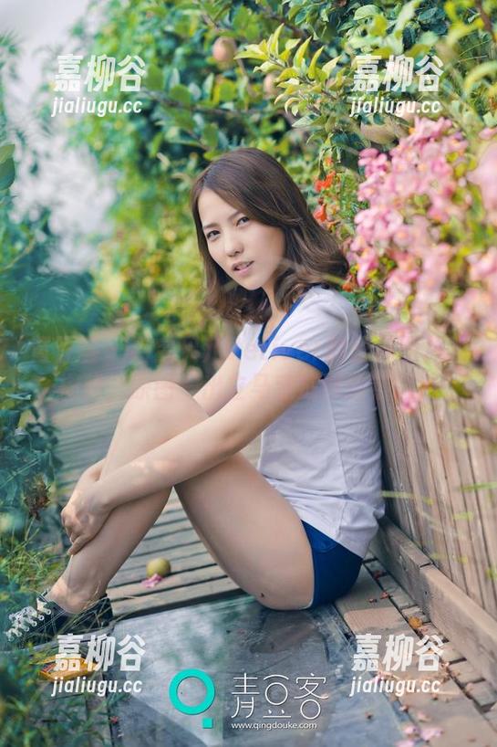 青豆客 - 嘉宝贝儿Vetiver的丝袜图片大揭秘，原图一出立马变成网络热图！
