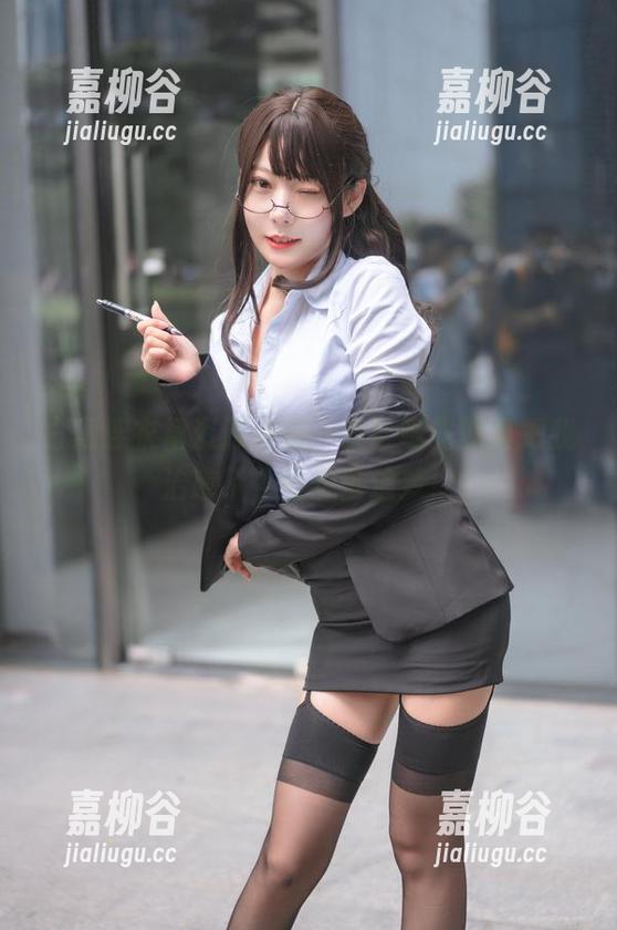 白短连衣裙资源来袭，香草喵露露真把我治愈了，好想去追梦！