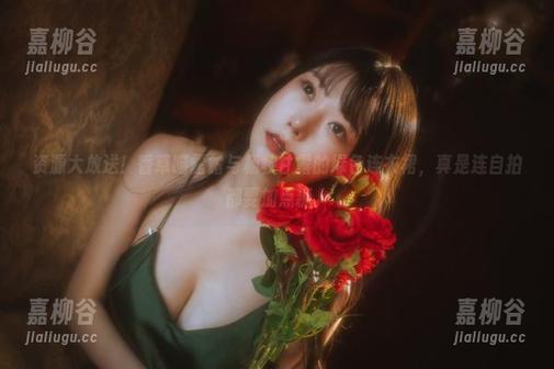 香草喵露露 资源大放送!香草喵露露与杨枝甘露的绿色连衣裙,真是连自拍都要加点糖。