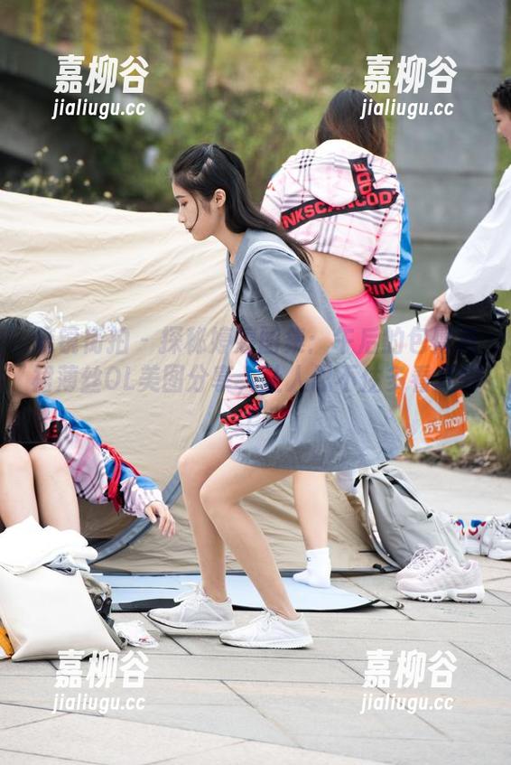 魔镜街拍 - 探秘婷婷图集：午后的包臀灰裙薄丝OL美图分享，让人忍不住多看几眼！