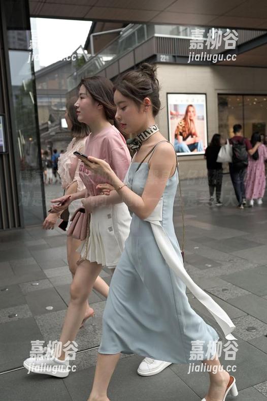 魔镜街拍：超极品肉丝紧身牛仔热裤，绝对是街头新风尚，随便一拍就是美图大片！